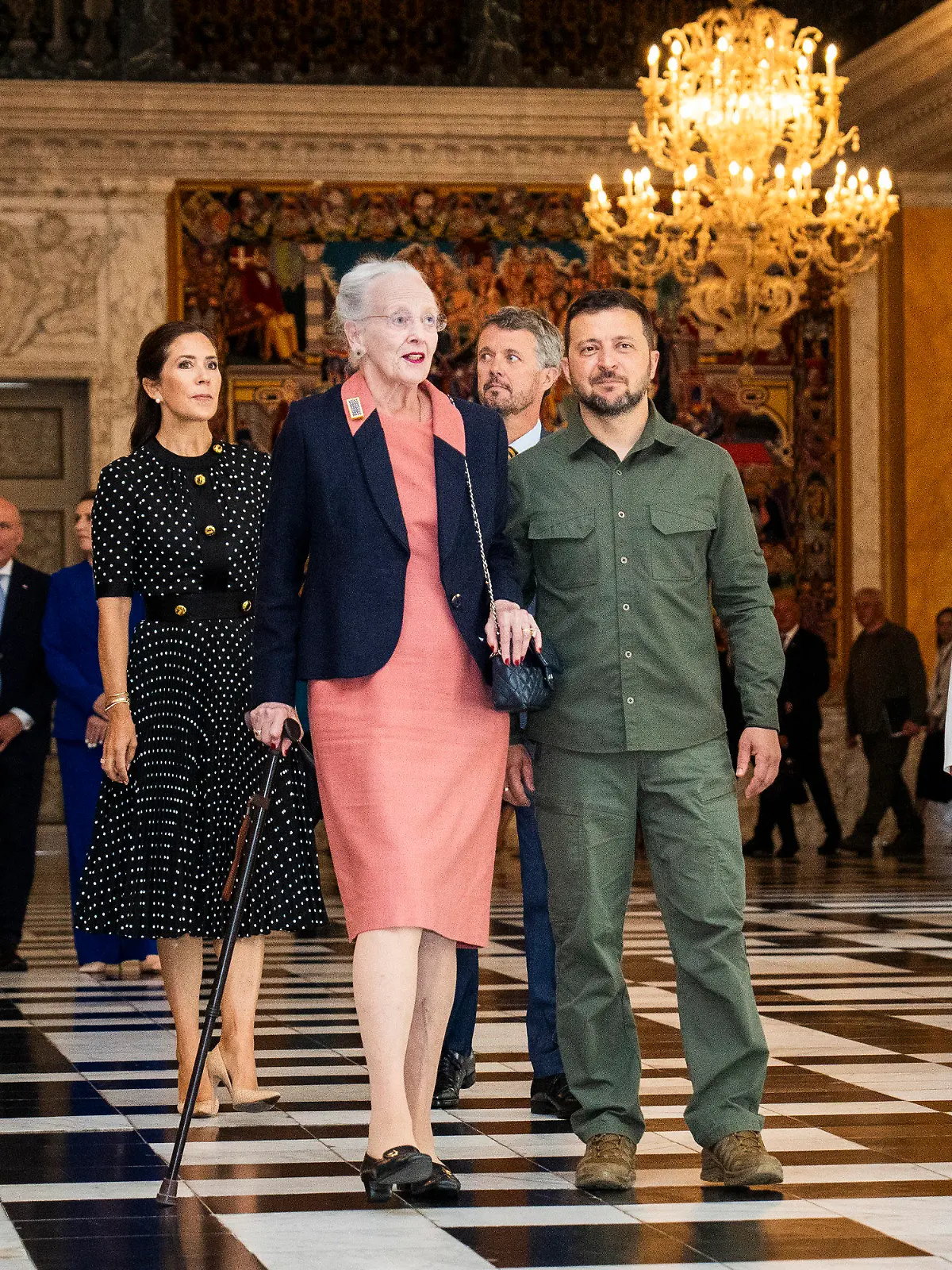 21.08.2023, Dänemark, Kopenhagen: Königin Margrethe II. von Dänemark (M,l-r) empfängt Wolodymyr Selenskyj, Präsident der Ukraine, und seine Frau Olena Selenska, First Lady der Ukraine, im dänischen Parlament, in Begleitung ihres Sohnes, Kronprinz Frederick (hinten,r-l) und seiner Frau, Kronprinzessin Mary. Selenskyj hat Dänemark für seine langanhaltende militärische Unterstützung und die jüngsten Zusagen zur Lieferung von F-16-Kampfjets gedankt. Foto: Martin Sylvest/Ritzau Scanpix Foto/AP/dpa +++ dpa-Bildfunk +++