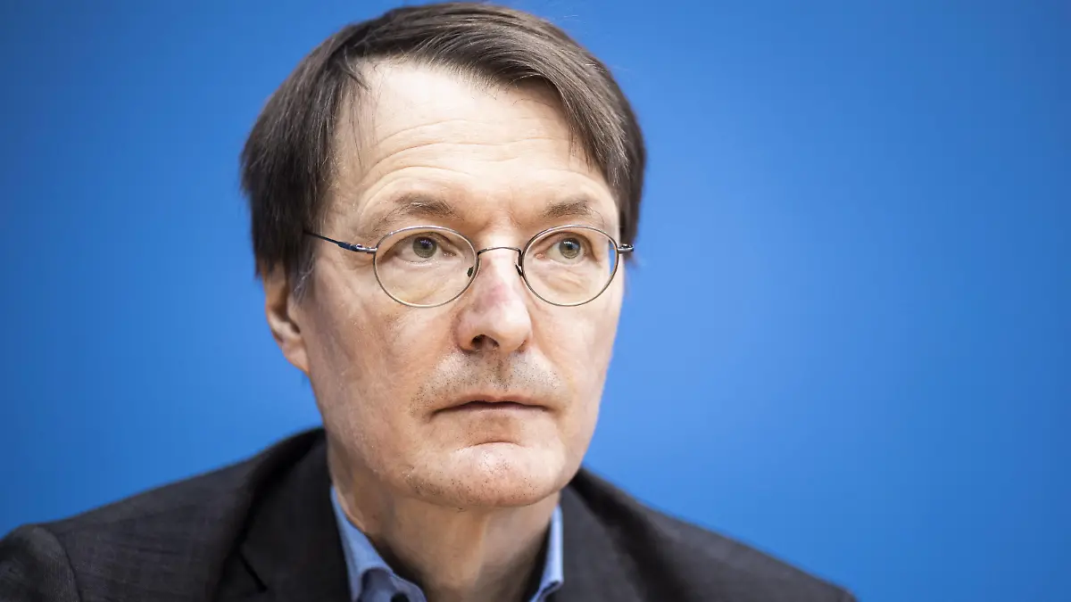 Karl Lauterbach, SPD, aufgenommen im Rahmen einer Pressekonferenz zum Thema Gesetzentwurf zur Regelung der Suizidhilfe in Berlin, 29.01.2021. Berlin Deutschland *** Karl Lauterbach, SPD, recorded during a press conference on the draft law regulating assisted suicide in Berlin, 29 01 2021 Berlin Germany Copyright: xFlorianxGaertner/photothek.dex 