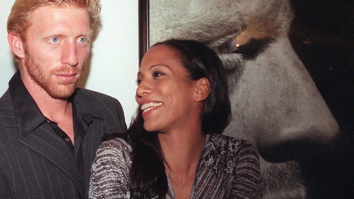 Boris Becker und seine Ehefrau Barbara freuen sich am Donnerstag abend (11.09.1997) in München bei der Vernissage von Herb Ritts über sein Portrait. Herb Ritts zeigt Fotos von dreizehn Superstars aus aller Welt, darunter auch Boris Becker, die für ihn die Hüllen fallen ließen. dpa