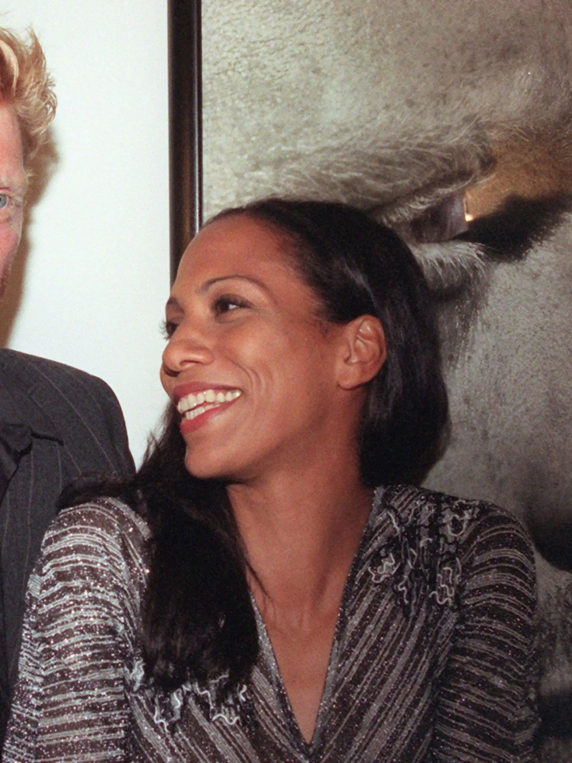 Boris Becker und seine Ehefrau Barbara freuen sich am Donnerstag abend (11.09.1997) in München bei der Vernissage von Herb Ritts über sein Portrait. Herb Ritts zeigt Fotos von dreizehn Superstars aus aller Welt, darunter auch Boris Becker, die für ihn die Hüllen fallen ließen. dpa