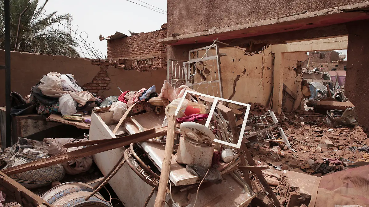 25.04.2023, Sudan, Khartum: Ein zerstörtes Haus, das bei den jüngsten Kämpfen getroffen wurde. Im Sudan sind vor mehr als einer Woche schwere Kämpfe zwischen dem Militär und Paramilitär ausgebrochen. Foto: Marwan Ali/AP/dpa +++ dpa-Bildfunk +++