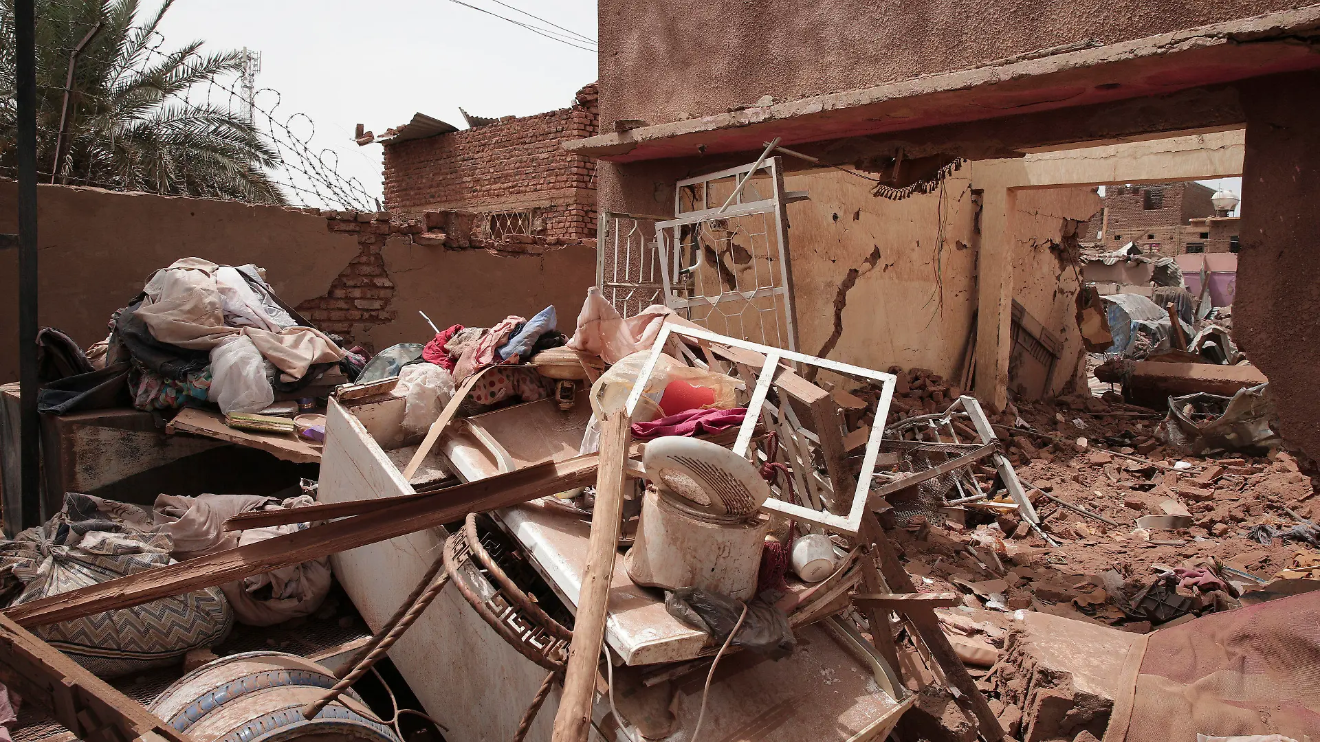 25.04.2023, Sudan, Khartum: Ein zerstörtes Haus, das bei den jüngsten Kämpfen getroffen wurde. Im Sudan sind vor mehr als einer Woche schwere Kämpfe zwischen dem Militär und Paramilitär ausgebrochen. Foto: Marwan Ali/AP/dpa +++ dpa-Bildfunk +++