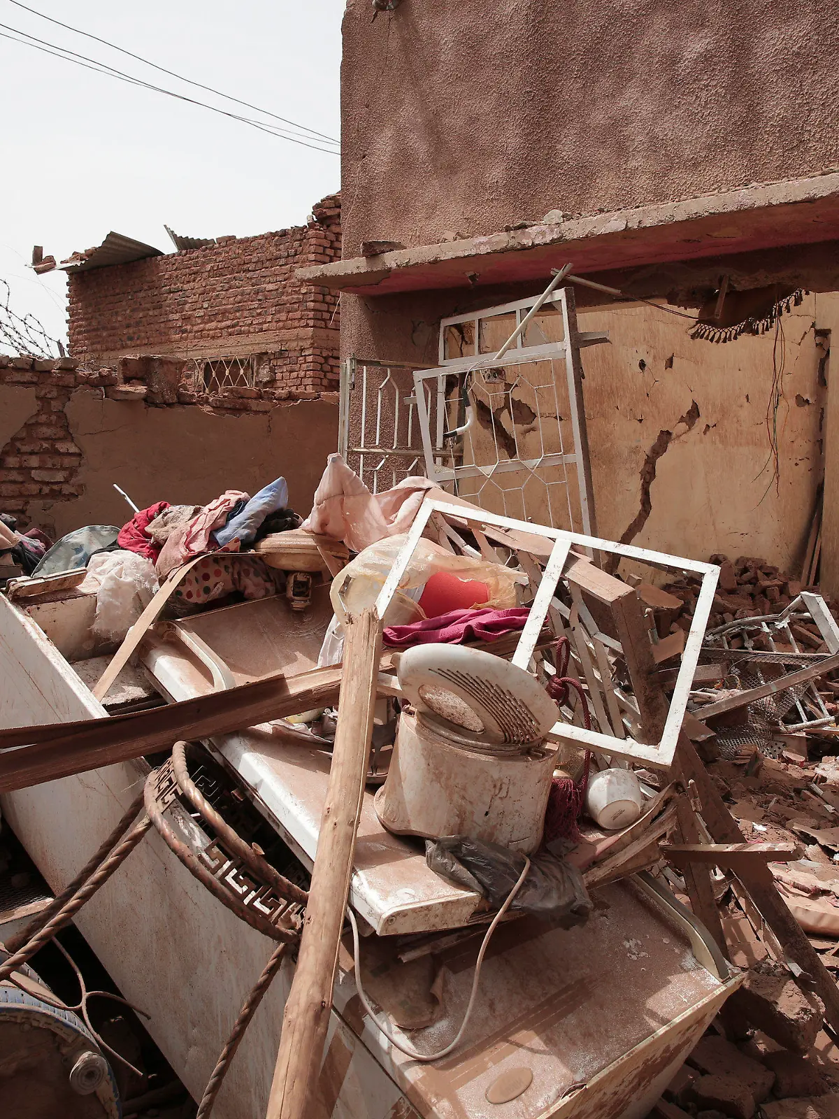 25.04.2023, Sudan, Khartum: Ein zerstörtes Haus, das bei den jüngsten Kämpfen getroffen wurde. Im Sudan sind vor mehr als einer Woche schwere Kämpfe zwischen dem Militär und Paramilitär ausgebrochen. Foto: Marwan Ali/AP/dpa +++ dpa-Bildfunk +++