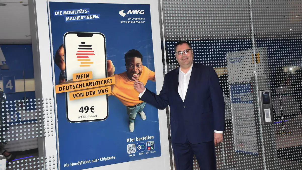 Ingo Wortmann SWM Mobilitaet und MVG Geschaeftsfuehrer Muenchen 30.03.2023 MVG Kundencentrum Hauptbahnhof Bayerns Erste Deutschland 49 Euro Ticket Ueberreichung durch Ministerpraesident Dr. Markus Soeder und Minister Christian Bernreiter Muenchen *** Ingo Wortmann SWM Mobilitaet and MVG Managing Director Munich 30 03 2023 MVG Customer Center Main Station Bavarias First Germany 49 Euro Ticket Presentation by State Premier Dr Markus Soeder and Minister Christian Bernreiter Munich