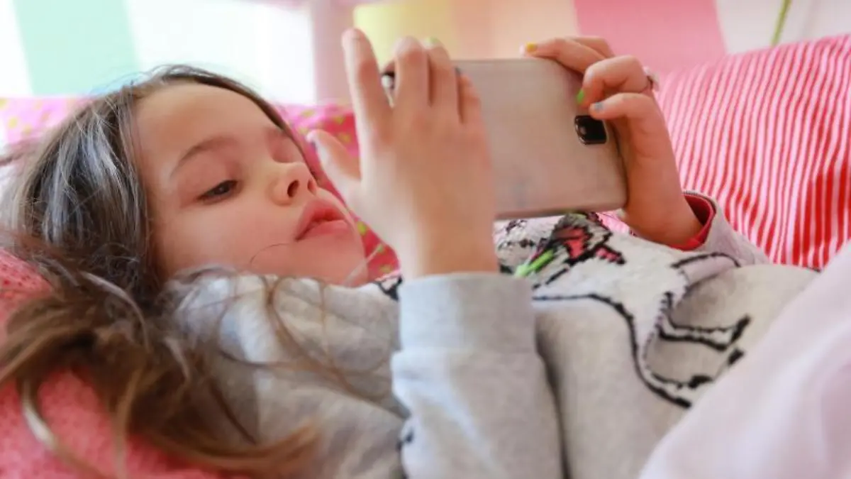Kinder spielen gern mit Smartphones