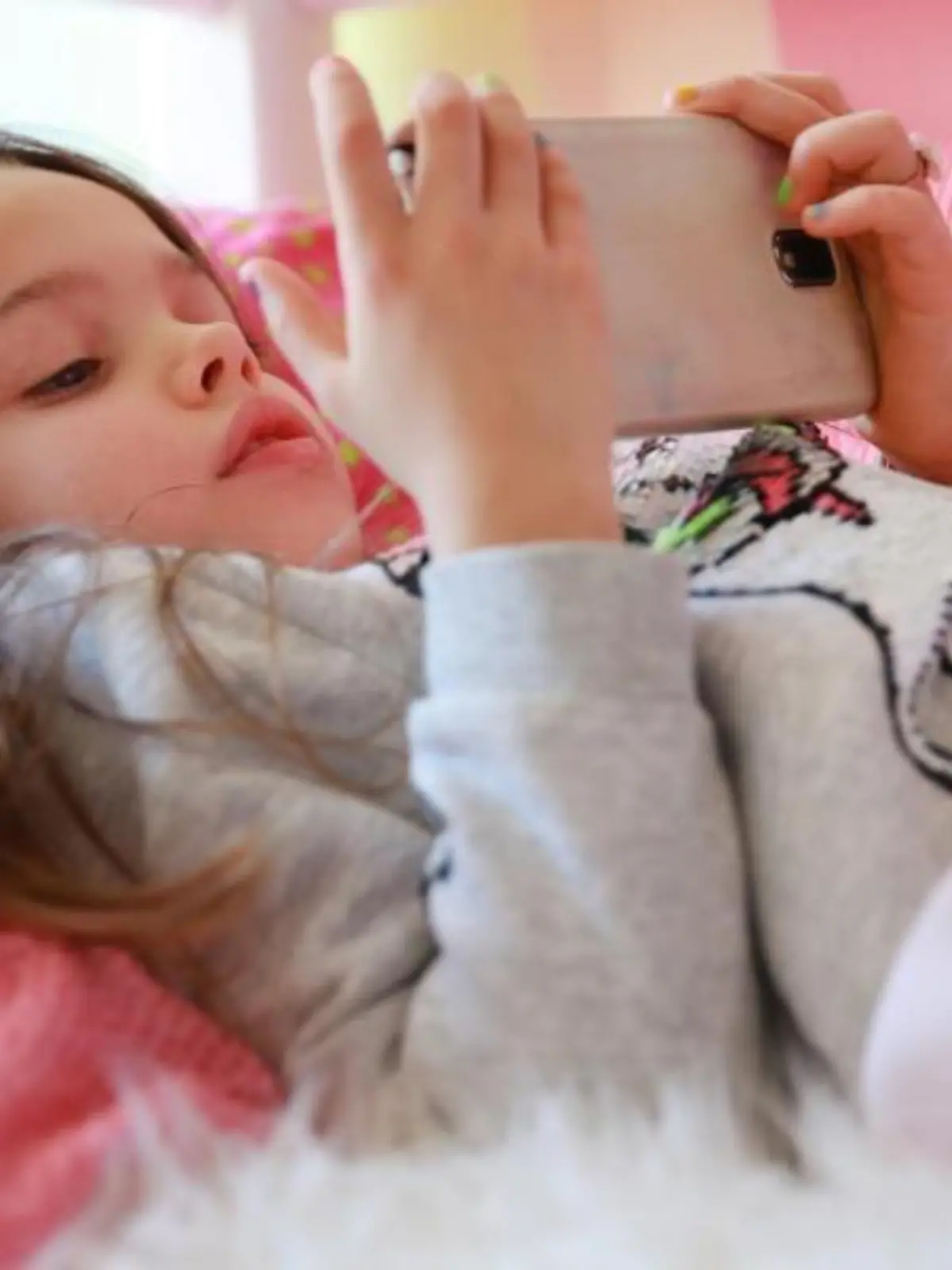 Kinder spielen gern mit Smartphones