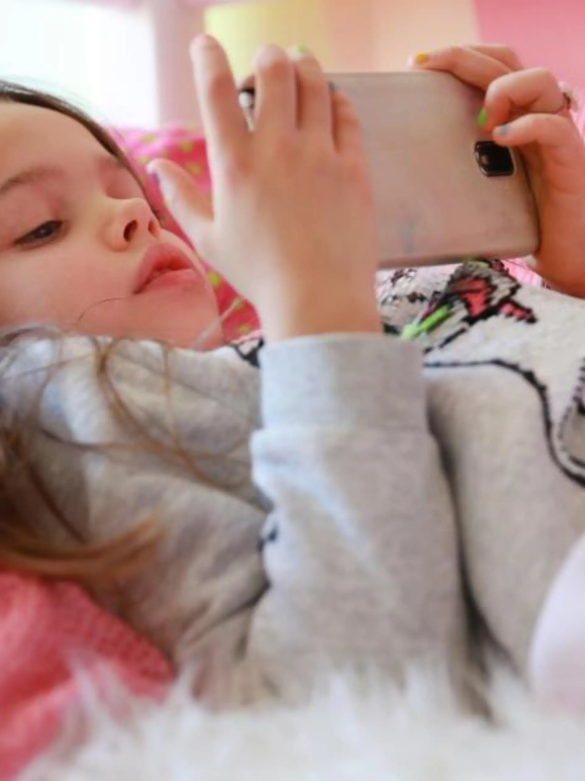 Kinder spielen gern mit Smartphones