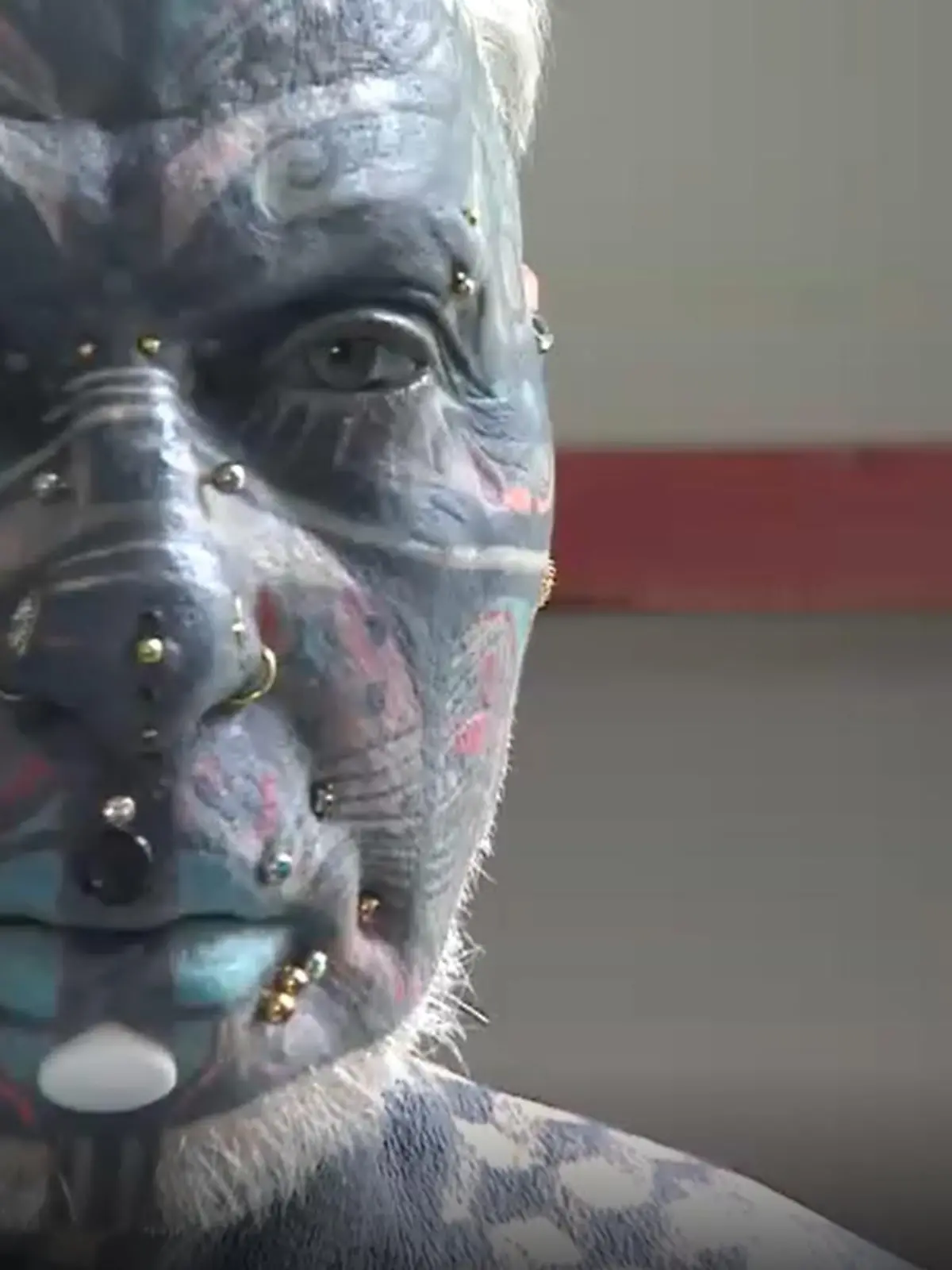 98 Prozent des Körpers sind mit Tattoos bedeckt. Weltrekord!