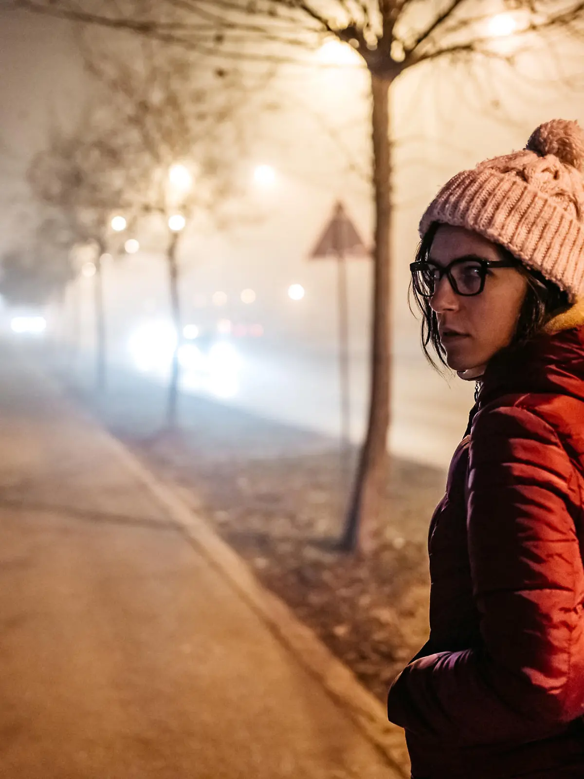 Frau dreht sich auf dem nächtlichen Nachhauseweg allein um