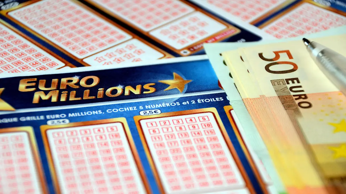 September 15, 2020, Marseille, France: In this photo illustration a pen and euros banknotes on Euromillions tickets..A couple of Alsatians pocketed the 157 million euros of the Euromillions draw of September 1, 2020. (Credit Image: © Gerard Bottino/SOPA Images via ZUMA Wire