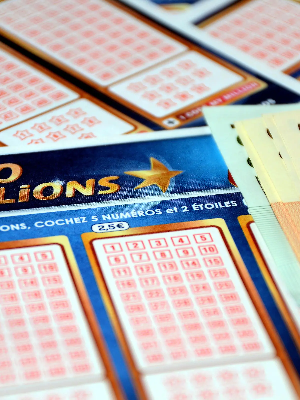 September 15, 2020, Marseille, France: In this photo illustration a pen and euros banknotes on Euromillions tickets..A couple of Alsatians pocketed the 157 million euros of the Euromillions draw of September 1, 2020. (Credit Image: © Gerard Bottino/SOPA Images via ZUMA Wire
