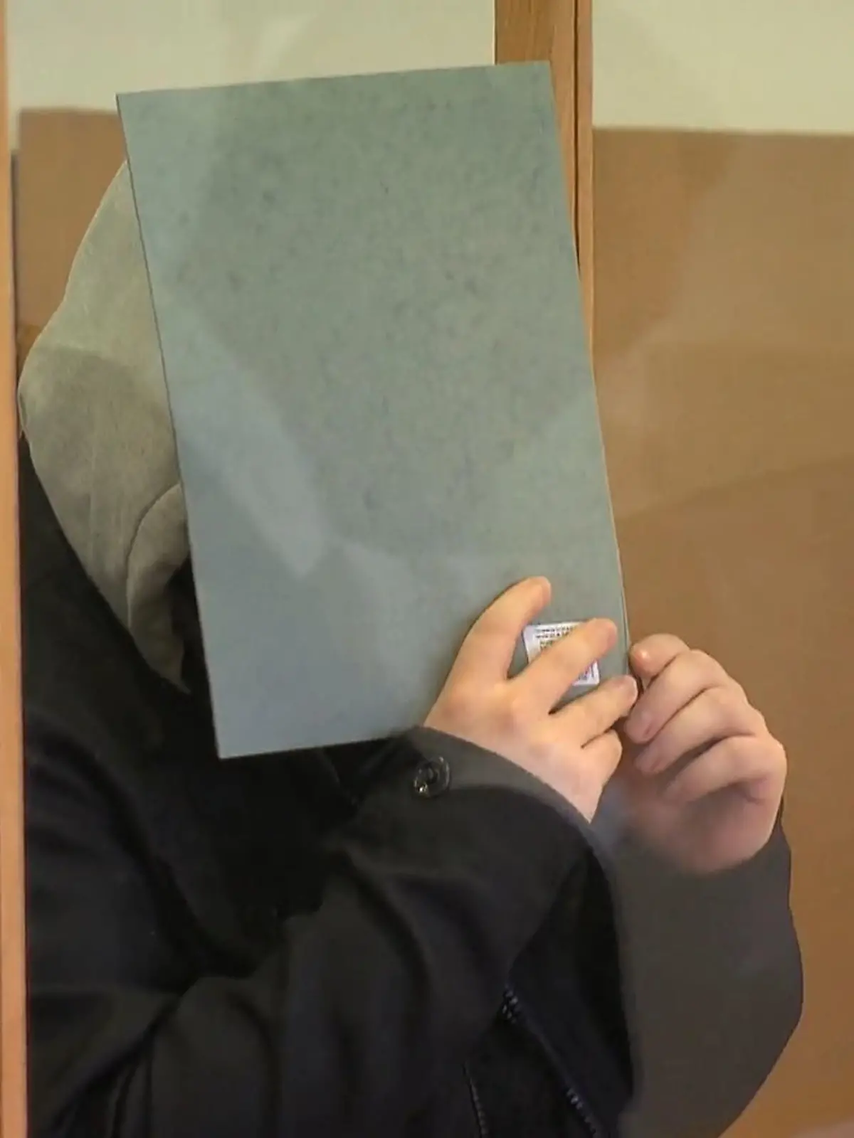 Es ist ein Gerichtprozess, der Betroffenheit und Schock auslöst. Daniel B. aus Hanau soll von April bis September 2019 von acht Jungen im Alter von 10 bis 13 Jahren pornographische Bilder verlangt haben – im Tausch gegen Gutscheine für das Online-Spiel „Fortnite“. Besonders schockierend: Der 26-Jährige absolvierte bis zu seiner Festnahme eine Ausbildung als Erzieher und arbeitete in einem Frankfurter Hort.