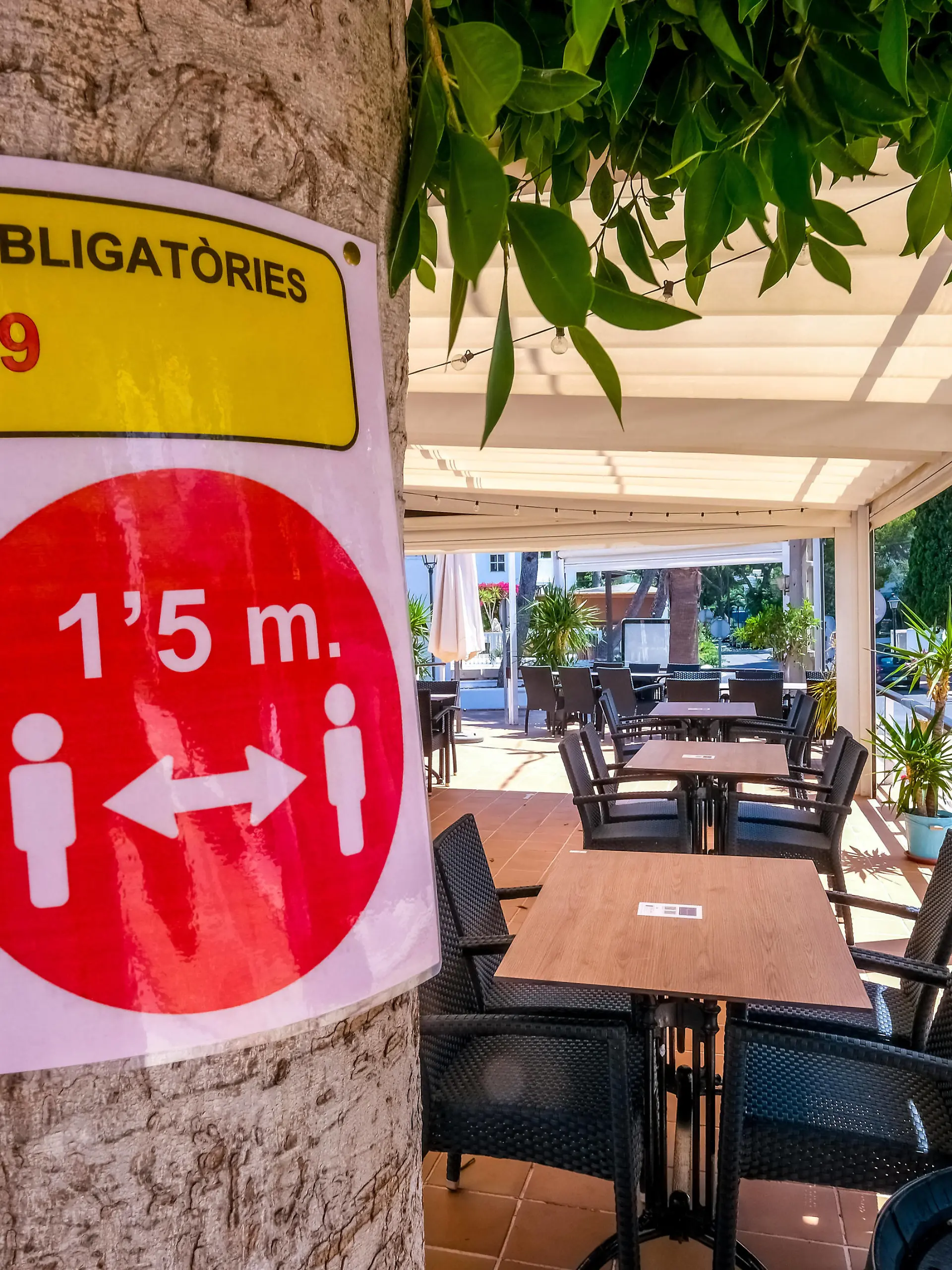  Hinweis auf die kommende allgemeine Maskenpflicht und leere Tische und geschlossene Geschäfte im ehemals gut besuchten Ferienort Cala d Or an der Süd-Ostküste von Mallorca. Die kommende allgemeine Maskenpflicht führt zu weiteren Buchungsstornierungen in der Hauptferienzeit. Santanyi, Europa, Balearische Inseln, Spanien ACHTUNGxMINDESTHONORARx60xEURO *** Notice of the coming general compulsory masking and empty tables and closed shops in the formerly well-visited holiday resort Cala d Or on the south-east coast of Mallorca The coming general compulsory masking will lead to further booking cancellations during the main holiday season Santanyi, Europe, Balearic Islands, Spain ATTENTIONxMINDESTHONORARYx60xEURO