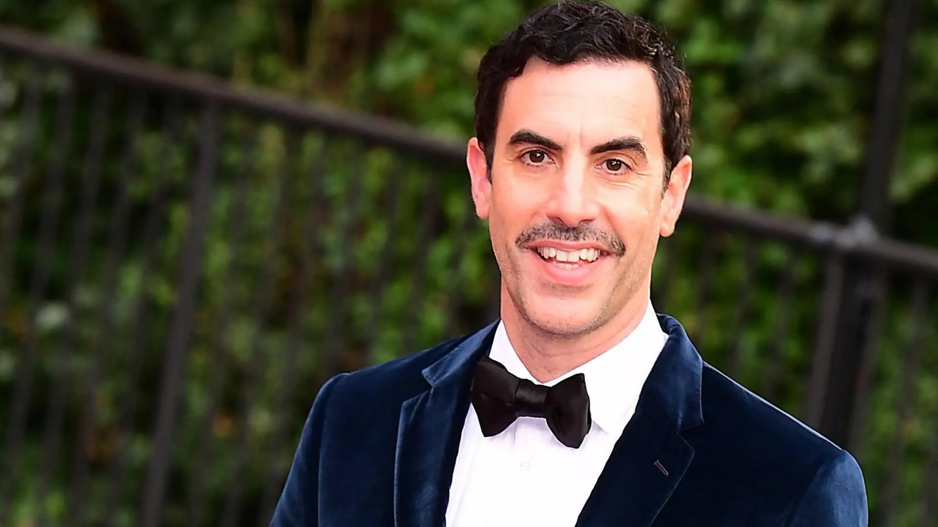 ARCHIV - 05.09.2018, Großbritannien, London: Komiker und Schauspieler Sacha Baron Cohen aus Großbritannien kommt zur Verleihung der "GQ Men of the Year Awards 2018" im Museum Tate Modern in London. (zu dpa "Sacha Baron Cohen will nicht mehr in erfundene Rollen schlüpfen") Foto: Ian West/PA Wire/dpa +++ dpa-Bildfunk +++