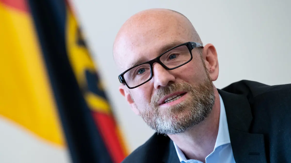 ARCHIV - 23.07.2020, Berlin: Peter Tauber (CDU), Parlamentarischer Staatssekretär im Verteidigungsministerium, stellt bei einer Pressekonferenz im Bundesministerium der Verteidigung das Konzept für den neuen Freiwilligen Wehrdienst Heimatschutz vor. (zu dpa "Früherer CDU-Generalsekretär plädiert für mehr Pausen in der Politik") Foto: Bernd von Jutrczenka/dpa +++ dpa-Bildfunk +++