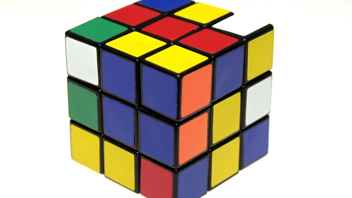 Der legendäre Zauberwürfel, erfunden Mitte der 70-er Jahre von dem ungarischen Bildhauer und Architektur-Professor Ernö Rubik. (Aufnahme vom 8.4.2003). Er wurde in den 80-er Jahren populär und millionenfach verkauft.