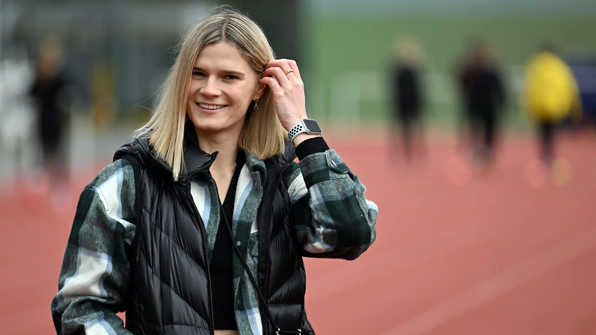 25.04.2023, Nordrhein-Westfalen, Köln: Louisa Grauvogel, ehemalige Hürdenläuferin und Siebenkämpferin, steht auf einer Laufbahn. Im Herbst 2022 erleidet die Leistungssportlerin einen Hörsturz und eine Burnout. Der Leistungsdruck wurde zu groß und Grauvogel beendete ihre Karriere. (zu dpa: «Psychische Erkrankungen im Leistungssport: Ende eines Stigmas?») Foto: Federico Gambarini/dpa +++ dpa-Bildfunk +++