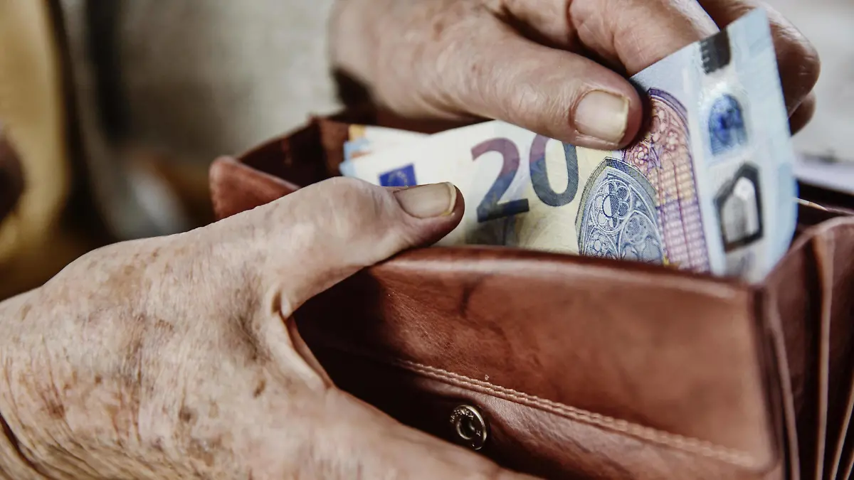  Seniorin zieht einen 20 Euro Schein aus ihrem Portemonnaie, Deutschland, Europa *** A 20 Euro Bill citizen pulls out her wallet Germany Europe Copyright: imageBROKER/JanxTepass ibxjte04634737.jpg Bitte beachten Sie die gesetzlichen Bestimmungen des deutschen Urheberrechtes hinsichtlich der Namensnennung des Fotografen im direkten Umfeld der Veröffentlichung!