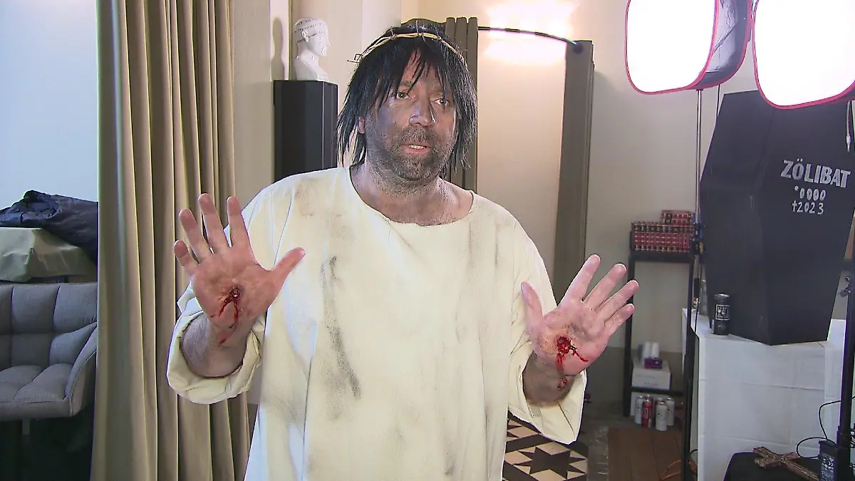 Ikke Hüftgold als Jesus in seinem neuen Video zu "Bumsbar"