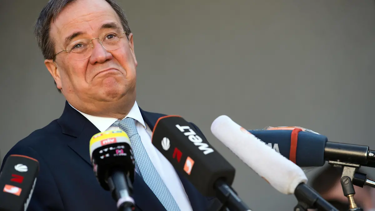 Ministerpräsident Laschet besucht Antigenschnelltest-Hersteller Armin Laschet CDU, Ministerpräsident von Nordrhein-Westfalen, gibt nach dem Besucht der Firma Nal von Minden ein Statement ab. Die Firma stellt Antigenschnelltests her, die für den Nachweis einer SARS-CoV-2 Infektion benötigt werden. Moers Nordrhein-Westfalen Deutschland *** Minister President Laschet visits antigen rapid test manufacturer Armin Laschet CDU , Minister President of North Rhine Westphalia, makes a statement after visiting the company Nal of Minden The company manufactures antigen rapid tests that are needed for the detection of SARS CoV 2 infection Moers North Rhine Westphalia Germany Poolfoto dpa ,EDITORIAL USE ONLY