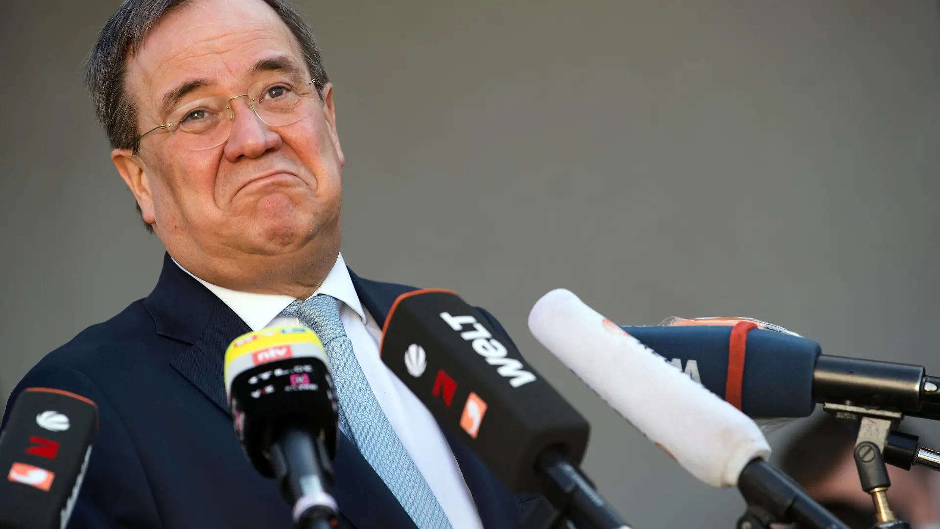 Ministerpräsident Laschet besucht Antigenschnelltest-Hersteller Armin Laschet CDU, Ministerpräsident von Nordrhein-Westfalen, gibt nach dem Besucht der Firma Nal von Minden ein Statement ab. Die Firma stellt Antigenschnelltests her, die für den Nachweis einer SARS-CoV-2 Infektion benötigt werden. Moers Nordrhein-Westfalen Deutschland *** Minister President Laschet visits antigen rapid test manufacturer Armin Laschet CDU , Minister President of North Rhine Westphalia, makes a statement after visiting the company Nal of Minden The company manufactures antigen rapid tests that are needed for the detection of SARS CoV 2 infection Moers North Rhine Westphalia Germany Poolfoto dpa ,EDITORIAL USE ONLY