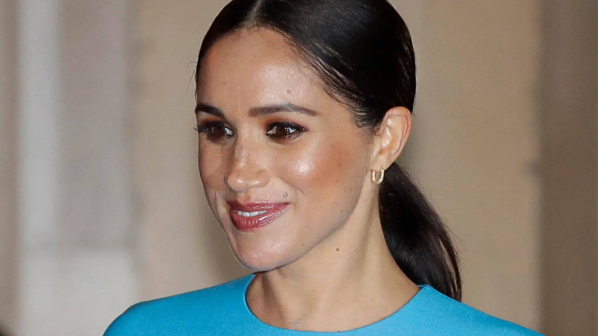 ARCHIV - 05.03.2020, Großbritannien, London: Meghan, Herzogin von Sussex verlässt die Veranstaltung der Endeavour Fund Awards. Im Rechtsstreit gegen die Boulevardzeitung «Mail on Sunday» haben die Anwälte von Herzogin Meghan den Verlag aufgefordert, Kopien ihrer handgeschriebenen Briefe an Meghans Vater zurückzugeben. (zu dpa: Meghan: Zeitung soll handgeschriebene Briefe ihrem Vater geben) Foto: Kirsty Wigglesworth/AP/dpa +++ dpa-Bildfunk +++