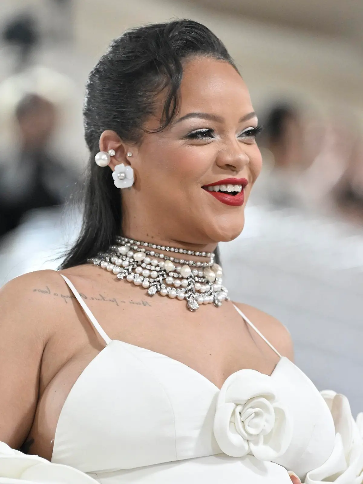 ARCHIV - 01.05.2023, USA, New York: Rihanna kommt zur Benefizgala des Costume Institute des Metropolitan Museum of Art anlässlich der Eröffnung der Ausstellung «Karl Lagerfeld: A Line of Beauty». (zu dpa Pop-Superstar Rihanna zeigt sich beim Stillen) Foto: Evan Agostini/Invision/AP/dpa +++ dpa-Bildfunk +++