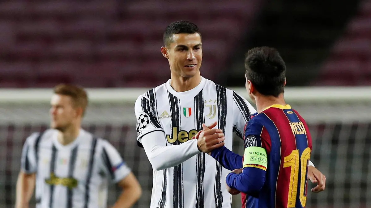 Soccer Football - Champions League - Group G - FC Barcelona v Juventus - Camp Nou, Barcelona, Spain - December 8, 2020 Juventus' Cristiano Ronaldo with FC Barcelona's Lionel Messi before the match REUTERS/Albert Gea     TPX IMAGES OF THE DAY
