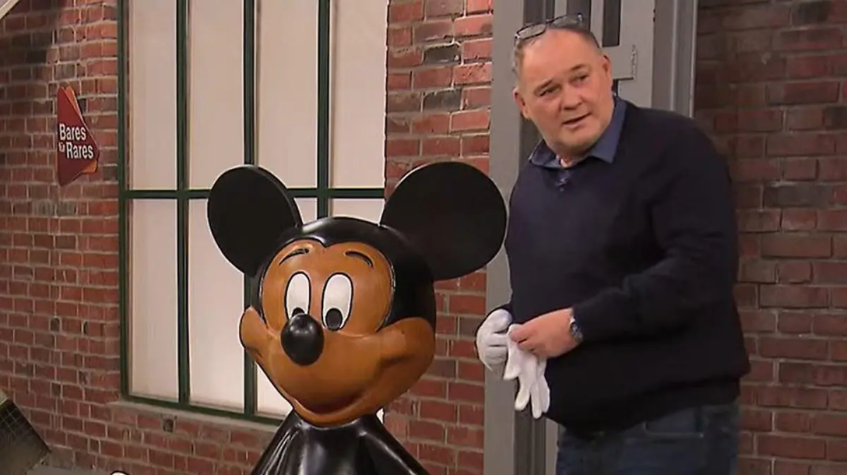 "Bares für Rares"-Händler Walter "Waldi" Lehnert begutachtet die Micky-Maus-Figur.