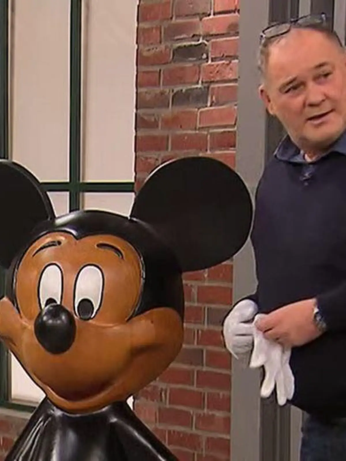"Bares für Rares"-Händler Walter "Waldi" Lehnert  begutachtet die Micky-Maus-Figur.