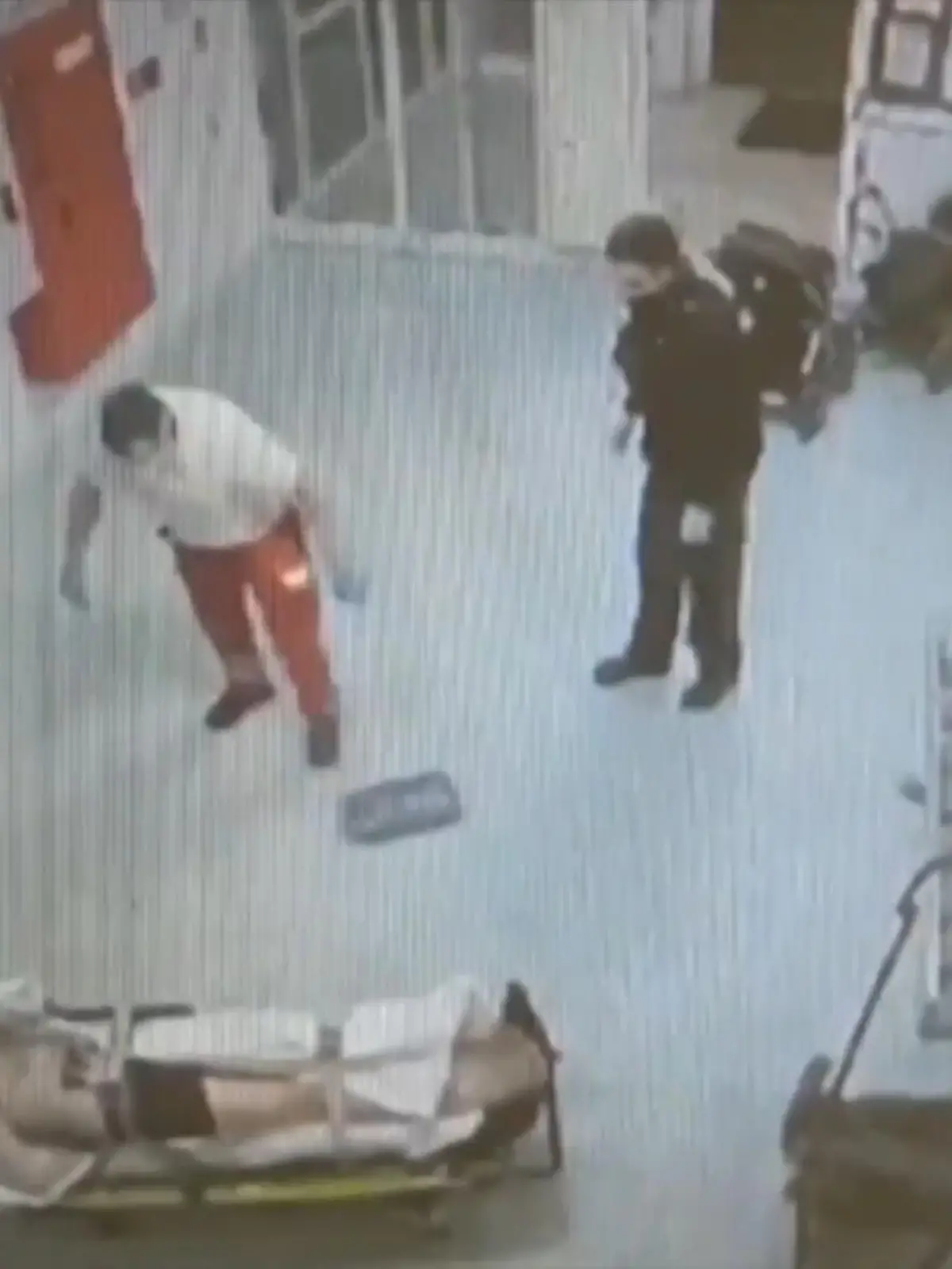 Ein Mann liegt auf einer Trage, ist mit Gurten fixiert. Daneben steht ein Sanitäter. Plötzlich nimmt er Anlauf und läuft ein paar Schritte Richtung Trage. Dann schlägt er dem liegenden Mann mit der Faust ins Gesicht. Die zwei anwesenden Polizisten neben den Schlag zur Kenntnis, reagieren jedoch nicht. Ein Video des Vorfalls, über den "Bild" berichtet", soll aus der Überwachungskamera einer Flüchtlingsunterkunft in Kassel stammen und am 8. November 2020 entstanden sein.