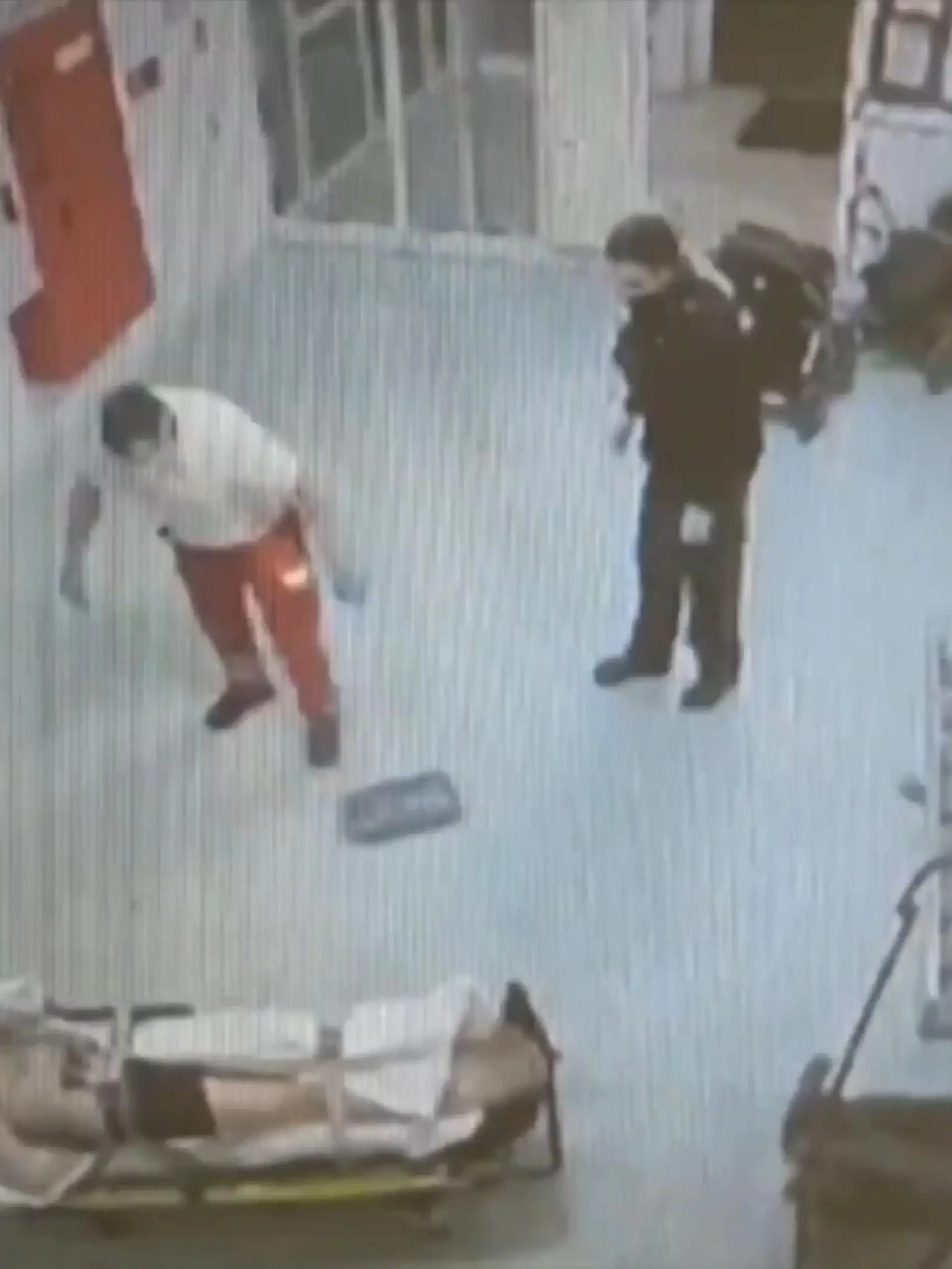 Ein Mann liegt auf einer Trage, ist mit Gurten fixiert. Daneben steht ein Sanitäter. Plötzlich nimmt er Anlauf und läuft ein paar Schritte Richtung Trage. Dann schlägt er dem liegenden Mann mit der Faust ins Gesicht. Die zwei anwesenden Polizisten neben den Schlag zur Kenntnis, reagieren jedoch nicht. Ein Video des Vorfalls, über den "Bild" berichtet", soll aus der Überwachungskamera einer Flüchtlingsunterkunft in Kassel stammen und am 8. November 2020 entstanden sein.