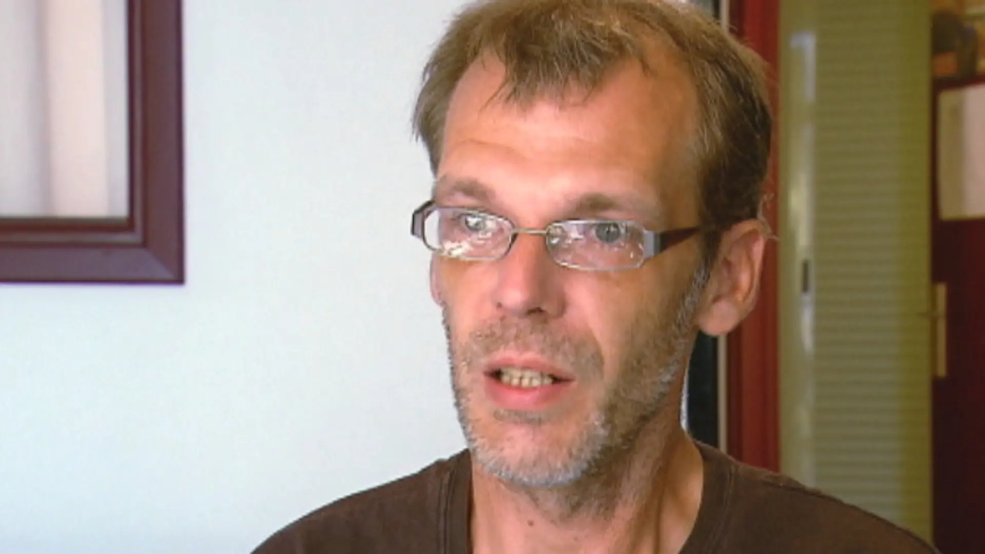 Nageldesigner Jörg muss Klinken putzen Muss schnell Geld verdienen