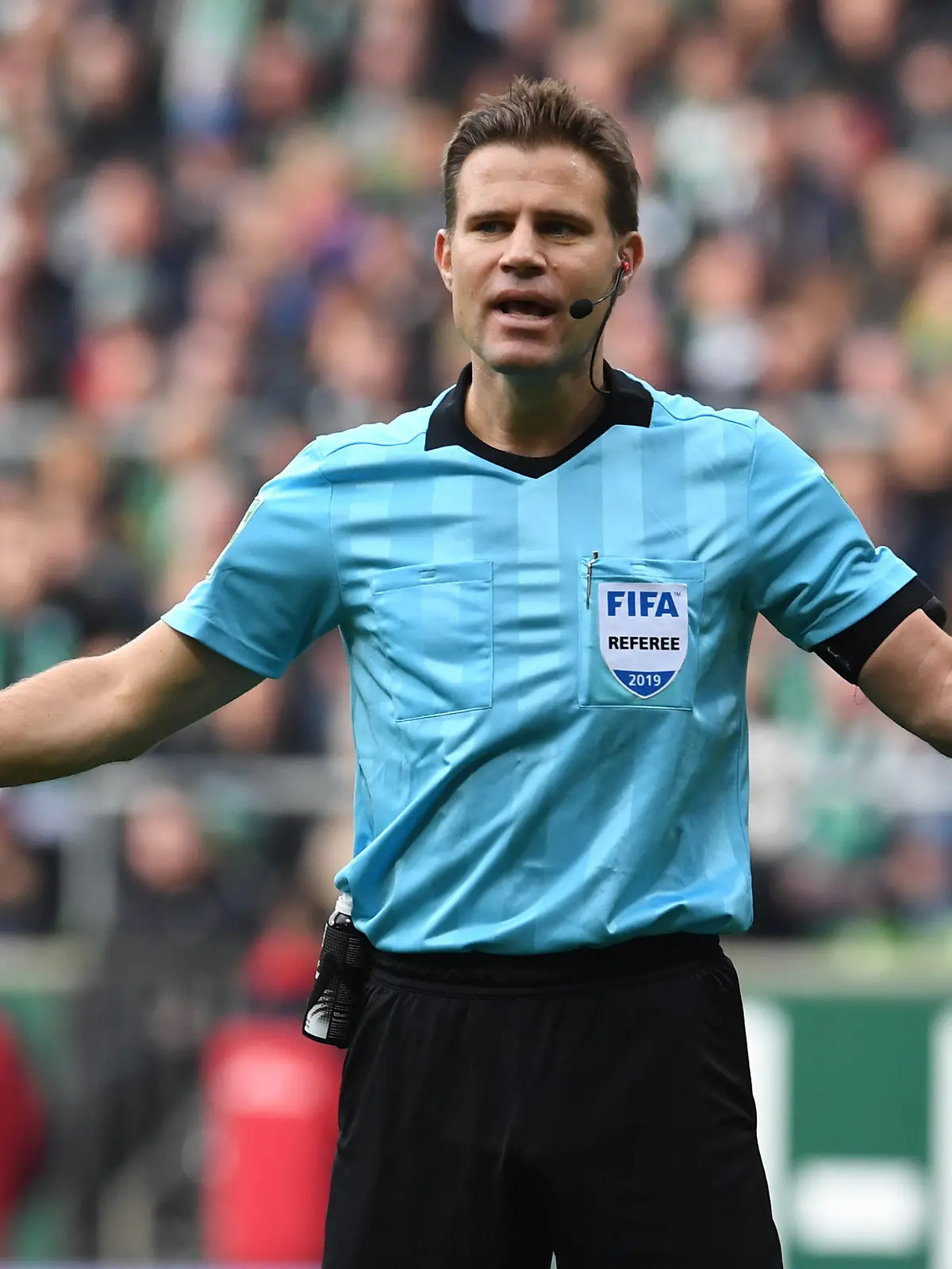 19.10.2019, Bremen: Fußball: Bundesliga, Werder Bremen - Hertha BSC Berlin, 8. Spieltag. Schiedsrichter Felix Brych zeigt an, das es kein Foulspiel war. Foto: Carmen Jaspersen/dpa - WICHTIGER HINWEIS: Gemäß den Vorgaben der DFL Deutsche Fußball Liga bzw. des DFB Deutscher Fußball-Bund ist es untersagt, in dem Stadion und/oder vom Spiel angefertigte Fotoaufnahmen in Form von Sequenzbildern und/oder videoähnlichen Fotostrecken zu verwerten bzw. verwerten zu lassen. +++ dpa-Bildfunk +++