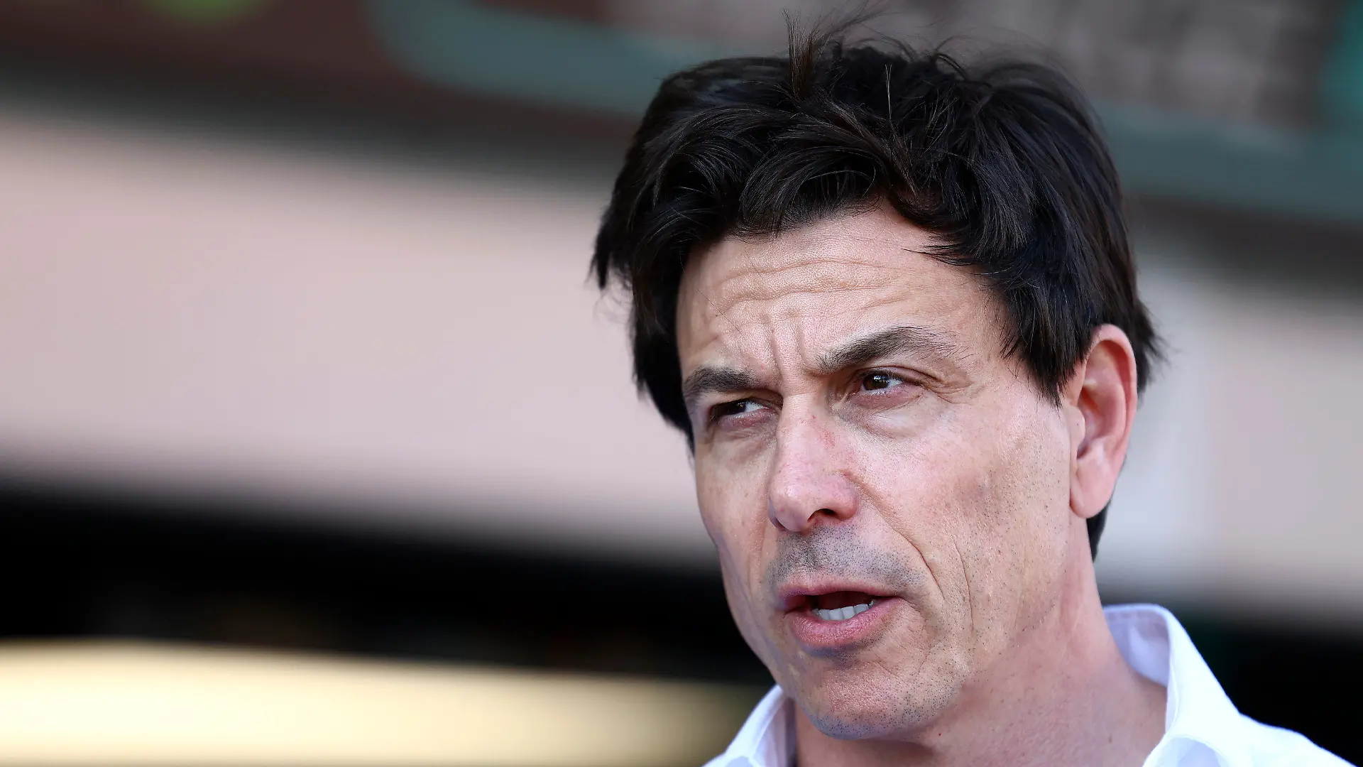 ARCHIV - 29.04.2023, Aserbaidschan, Baku: Motorsport: Formel-1-Weltmeisterschaft, Grand Prix von Aserbaidschan, Sprintrennen. Mercedes-Teamchef Toto Wolff vor dem Start des Sprintrennens. Der Österreicher hat sich im Urlaub am Arm verletzt. (zu dpa: «Arm in Gips: Mercedes-Teamchef Wolff verletzt sich im Urlaub») Foto: Lisi Niesner/AP/dpa +++ dpa-Bildfunk +++