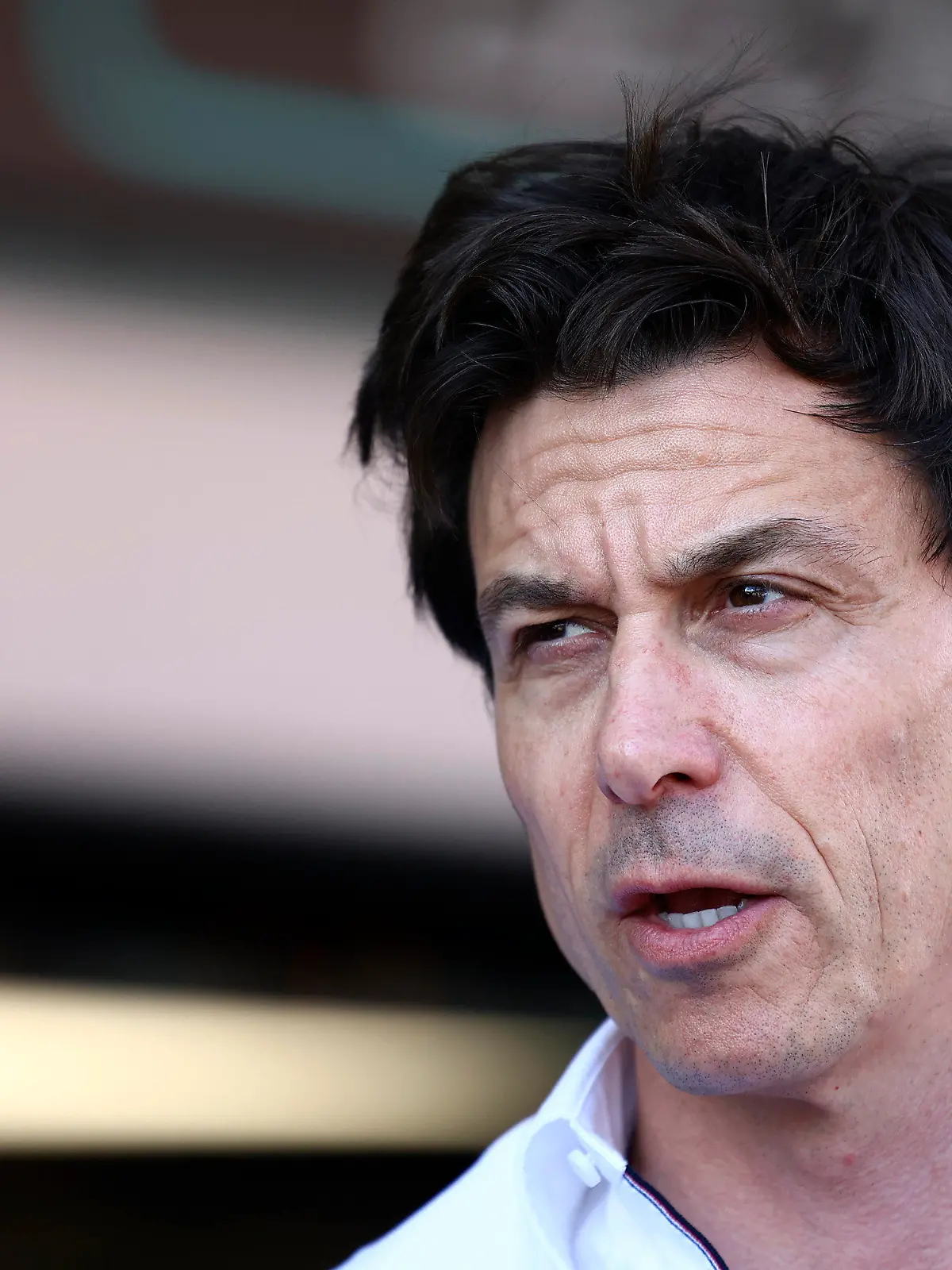 ARCHIV - 29.04.2023, Aserbaidschan, Baku: Motorsport: Formel-1-Weltmeisterschaft, Grand Prix von Aserbaidschan, Sprintrennen. Mercedes-Teamchef Toto Wolff vor dem Start des Sprintrennens. Der Österreicher hat sich im Urlaub am Arm verletzt. (zu dpa: «Arm in Gips: Mercedes-Teamchef Wolff verletzt sich im Urlaub») Foto: Lisi Niesner/AP/dpa +++ dpa-Bildfunk +++