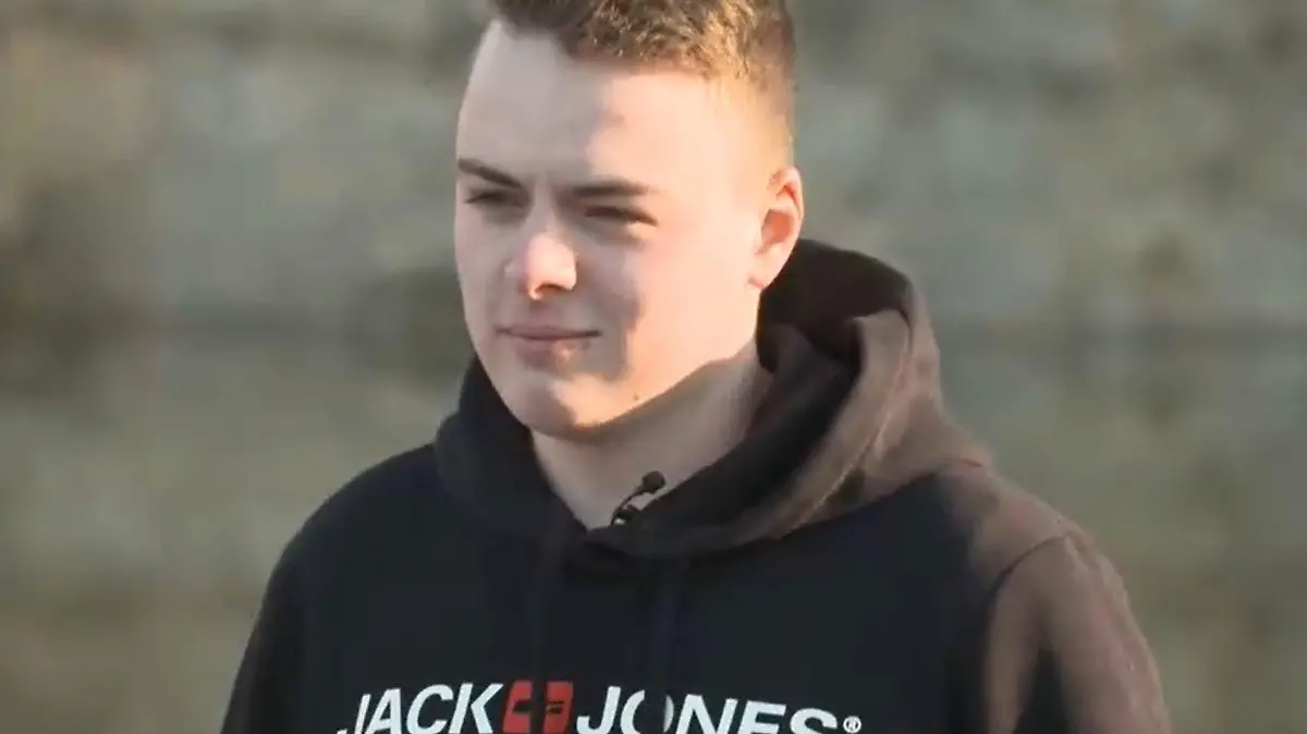 Fabian war Querly-Fan. Als er eines seiner Kunststücke nachmachen wollte, baute er einen Unfall. Er überlebte - sein Motorrad ist ein Totalschaden.