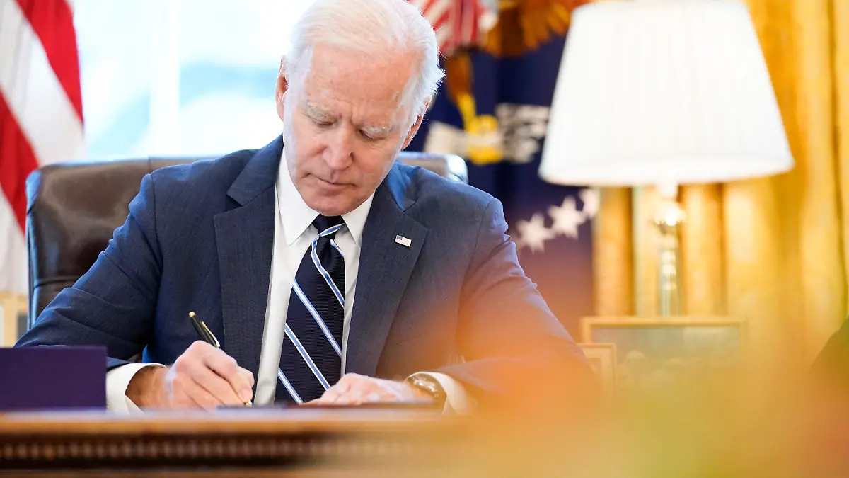 11.03.2021, USA, Washington: Joe Biden, Präsident der USA, setzt im Oval Office ein billionenschweres Corona-Konjunkturpaket mit seiner Unterschrift in Kraft. Foto: Andrew Harnik/AP/dpa +++ dpa-Bildfunk +++