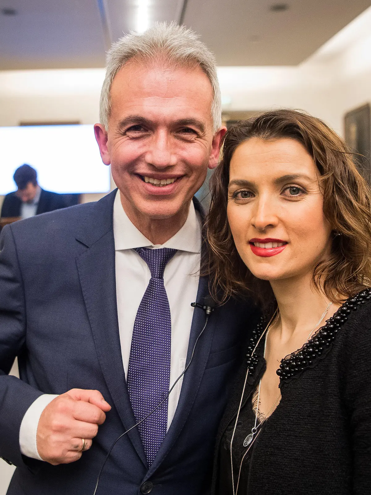 ARCHIV - 11.03.2018, Hessen, Frankfurt/M.: Peter Feldmann (SPD), Oberbürgermeister von Frankfurt am Main, zusammen mit seiner Frau Zübeyde. Feldmann hat in einer Stellungnahme betont, er habe keinen Einfluss auf das Gehalt seiner heutigen Ehefrau als Leiterin einer Kindertagesstätte der Arbeiterwohlfahrt (Awo) genommen. Foto: Andreas Arnold/dpa +++ dpa-Bildfunk +++