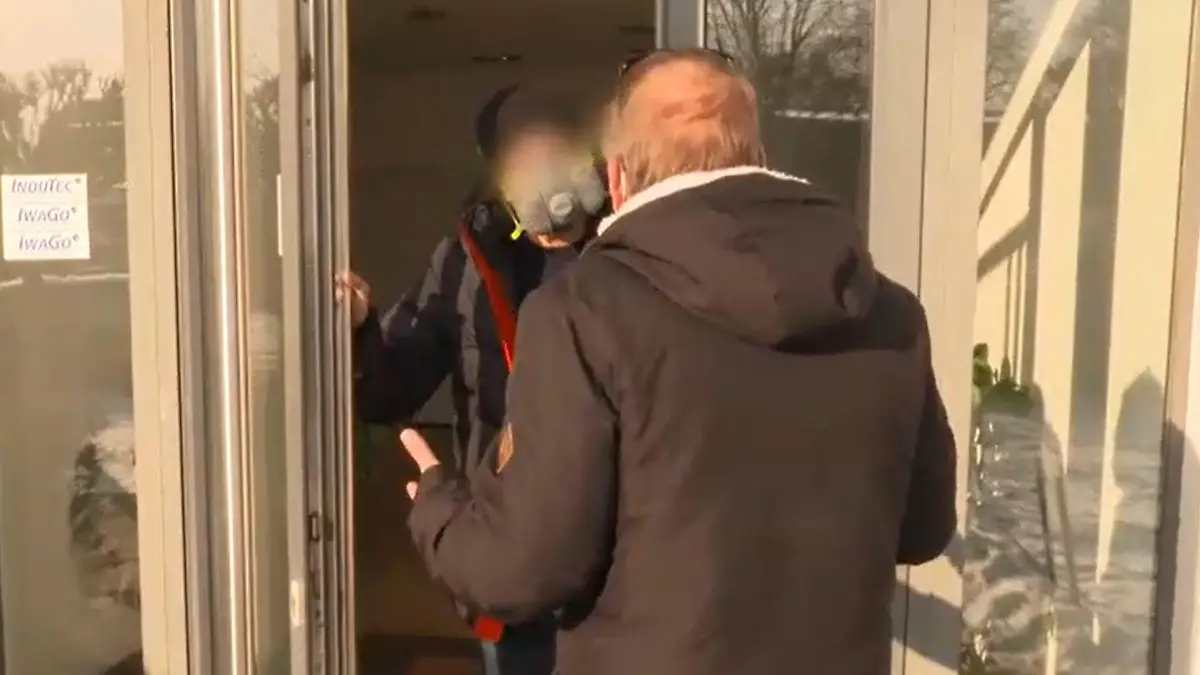 RTL-Reporter Karl Wirtz versucht, den Geschäftsführer der Grenzgänger GmbH zu konfrontieren und wird abgewiesen.