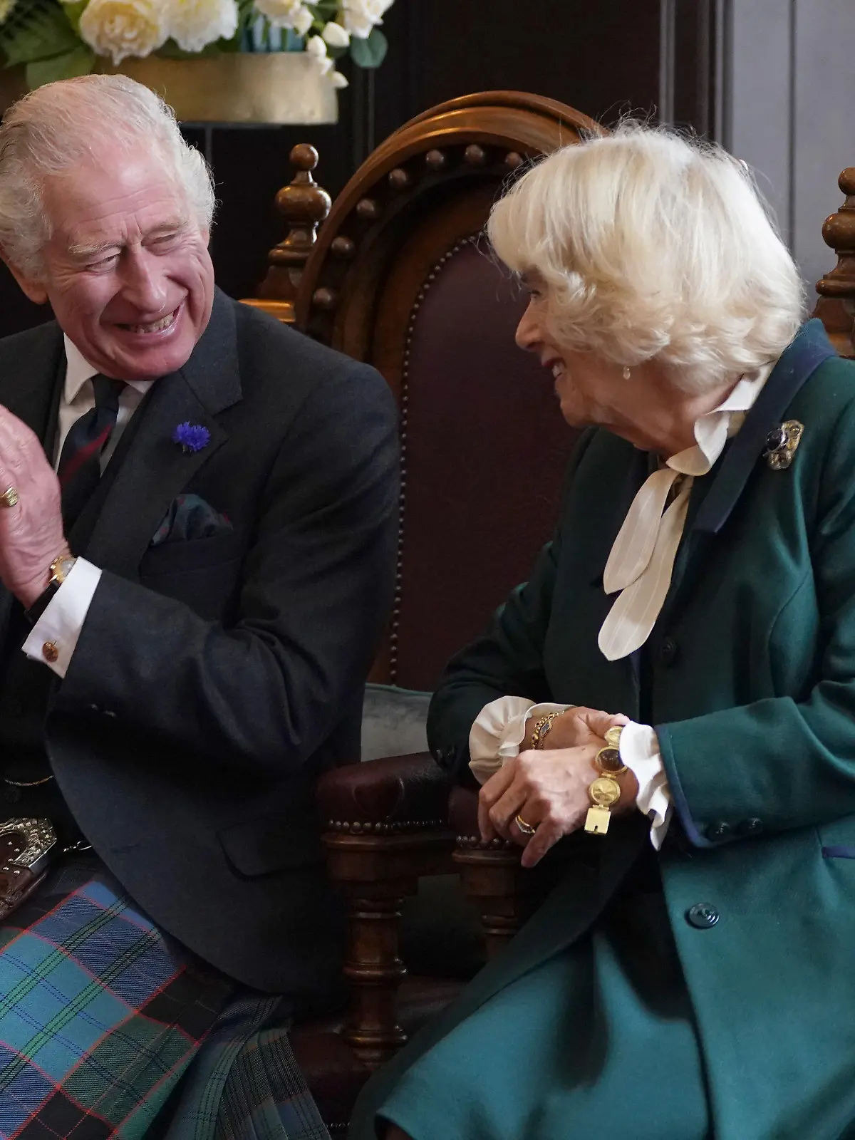 ARCHIV - 03.10.2022, Großbritannien, Fife: König Charles III. unterhält sich mit Königsgemahlin Camilla. Der Chef der Organisation Republic, die sich für eine Abschaffung der Monarchie in Großbritannien einsetzt, sieht das Königshaus in der Krise. (zu dpa «Britischer Monarchiegegner: Royals sind in Schwierigkeiten») Foto: Andrew Milligan/PA Wire/dpa +++ dpa-Bildfunk +++