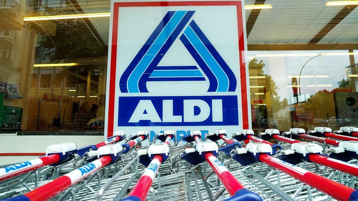 ARCHIV - Einkaufswagen stehen am 28.08.2010 in Hamburg vor einer Aldi-Filiale. Foto: Maurizio Gambarini/dpa (zu dpa "Discounter senken erneut Preise - diesmal für Getränke und Mehl" vom 08.11.2014) +++(c) dpa - Bildfunk+++