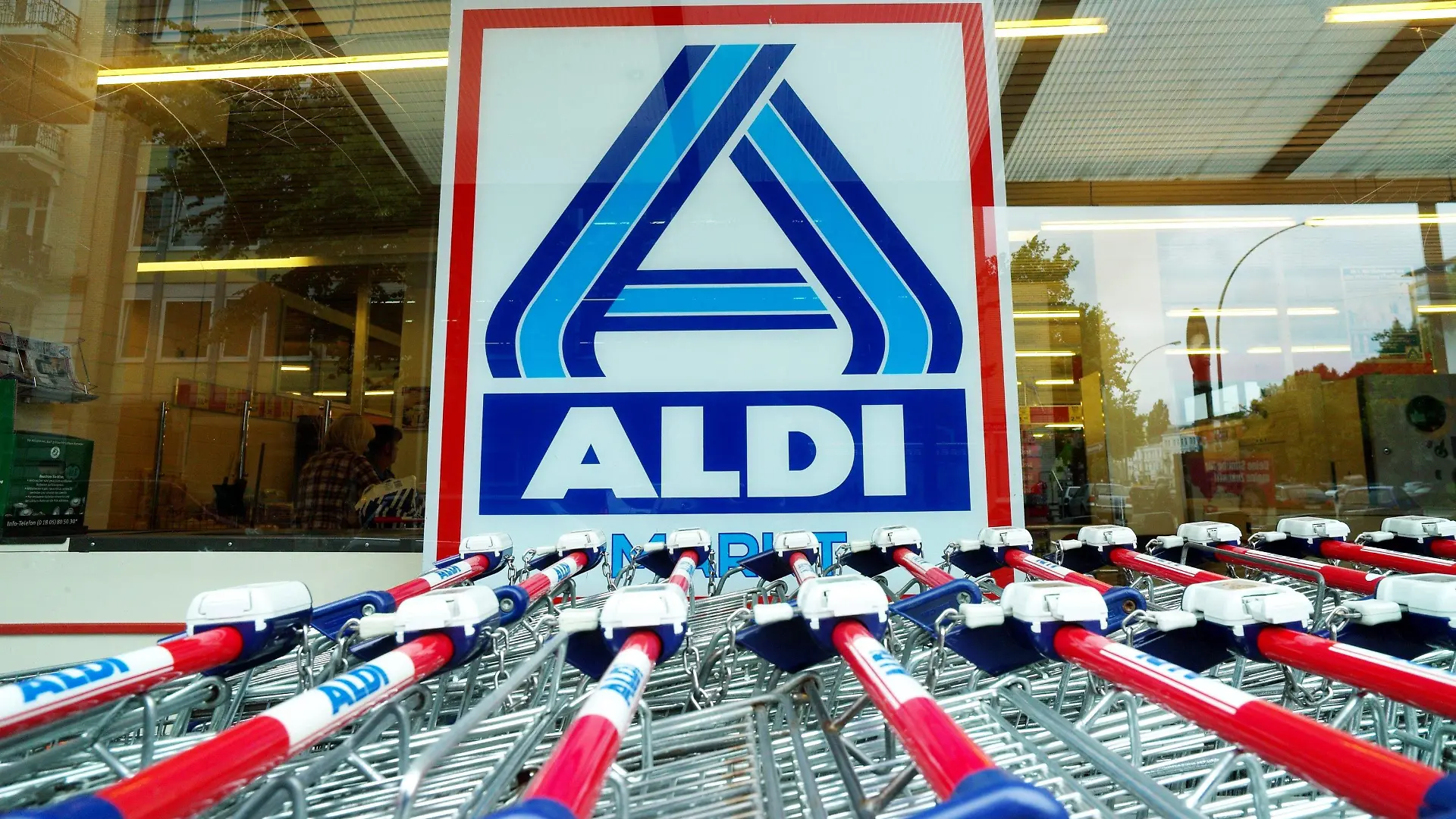ARCHIV - Einkaufswagen stehen am 28.08.2010 in Hamburg vor einer Aldi-Filiale. Foto: Maurizio Gambarini/dpa (zu dpa "Discounter senken erneut Preise - diesmal für Getränke und Mehl" vom 08.11.2014) +++(c) dpa - Bildfunk+++