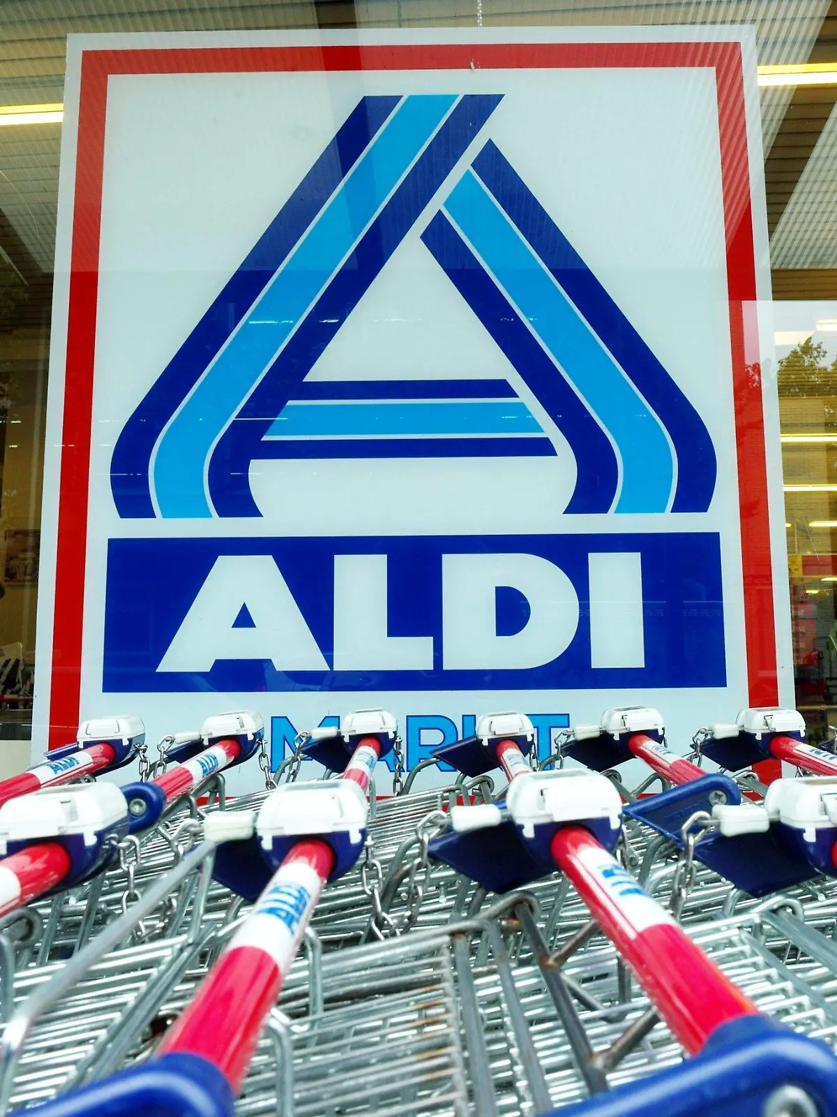 ARCHIV - Einkaufswagen stehen am 28.08.2010 in Hamburg vor einer Aldi-Filiale. Foto: Maurizio Gambarini/dpa (zu dpa "Discounter senken erneut Preise - diesmal für Getränke und Mehl" vom 08.11.2014) +++(c) dpa - Bildfunk+++