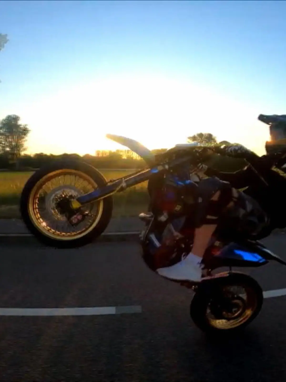 Es ist unfassbar, dass er sich damit ein kleines Imperium aufbauen konnte. Influencer Querly filmt sich bei riskanten und vor allen Dingen illegalen Motorrad-Stunts. Damit verdient der 28-Jährige dann Geld bei YouTube und Instagram. Das Schlimme: Ducati sponsert die unverantwortlichen Aktionen des Mannes auch noch. Jetzt wurde Querly von der Polizei gestoppt.