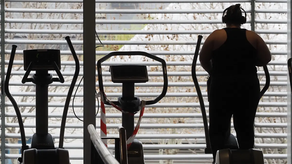 08.03.2021, Spanien, Valladolid: Eine Frau trainiert am Tag der Wiedereröffnung auf einem Ellipsentrainer in einem Fitnessstudio in Valladolid. Die Region Castilla y Leon hat am Montag begonnen, die Corona-Maßnahmen zu lockern. Foto: Photogenic/Claudia Alba/EUROPA PRESS/dpa +++ dpa-Bildfunk +++