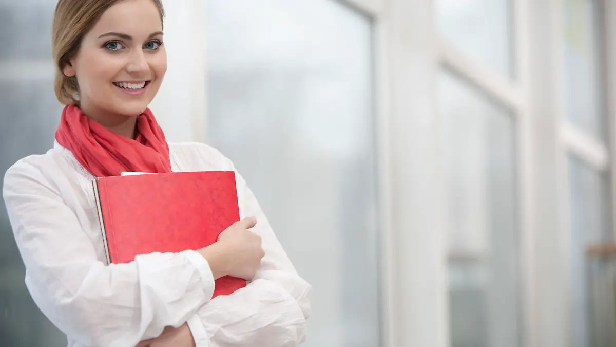 portrit of young woman holding files Keine Weitergabe an Drittverwerter., Royalty free: Bei werblicher Verwendung Preis auf Anfrage