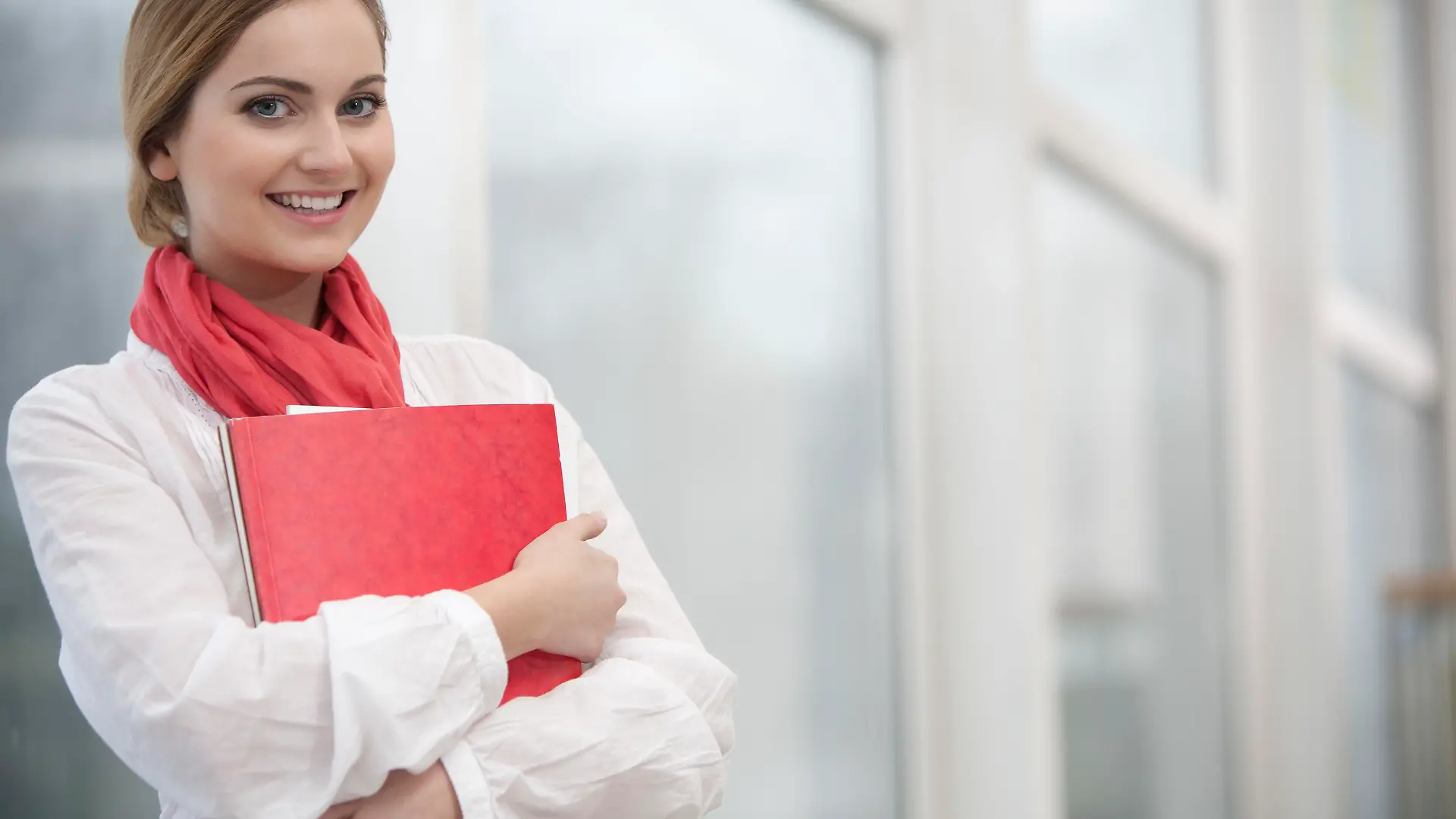 portrit of young woman holding files Keine Weitergabe an Drittverwerter., Royalty free: Bei werblicher Verwendung Preis auf Anfrage