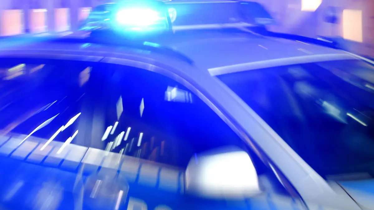 ARCHIV - 06.08.2015, Schleswig-Holstein, Flensburg: Ein Streifenwagen der Polizei steht mit eingeschaltetem Blaulicht auf der Straße. Wegen des Verdachts auf Planung eines Anschlags mit islamistischem Hintergrund hat die Polizei am Dienstag in Hamburg einen 28 Jahre alten Syrer verhaftet. Foto: Carsten Rehder/dpa +++ dpa-Bildfunk +++