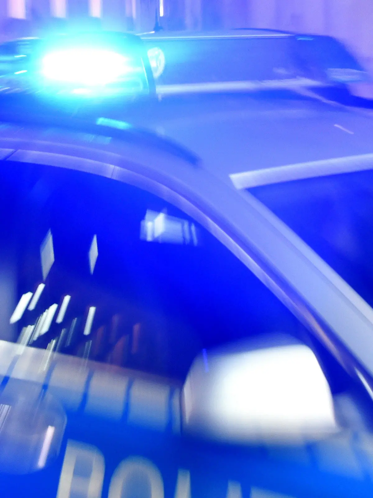 ARCHIV - 06.08.2015, Schleswig-Holstein, Flensburg: Ein Streifenwagen der Polizei steht mit eingeschaltetem Blaulicht auf der Straße. Wegen des Verdachts auf Planung eines Anschlags mit islamistischem Hintergrund hat die Polizei am Dienstag in Hamburg einen 28 Jahre alten Syrer verhaftet. Foto: Carsten Rehder/dpa +++ dpa-Bildfunk +++